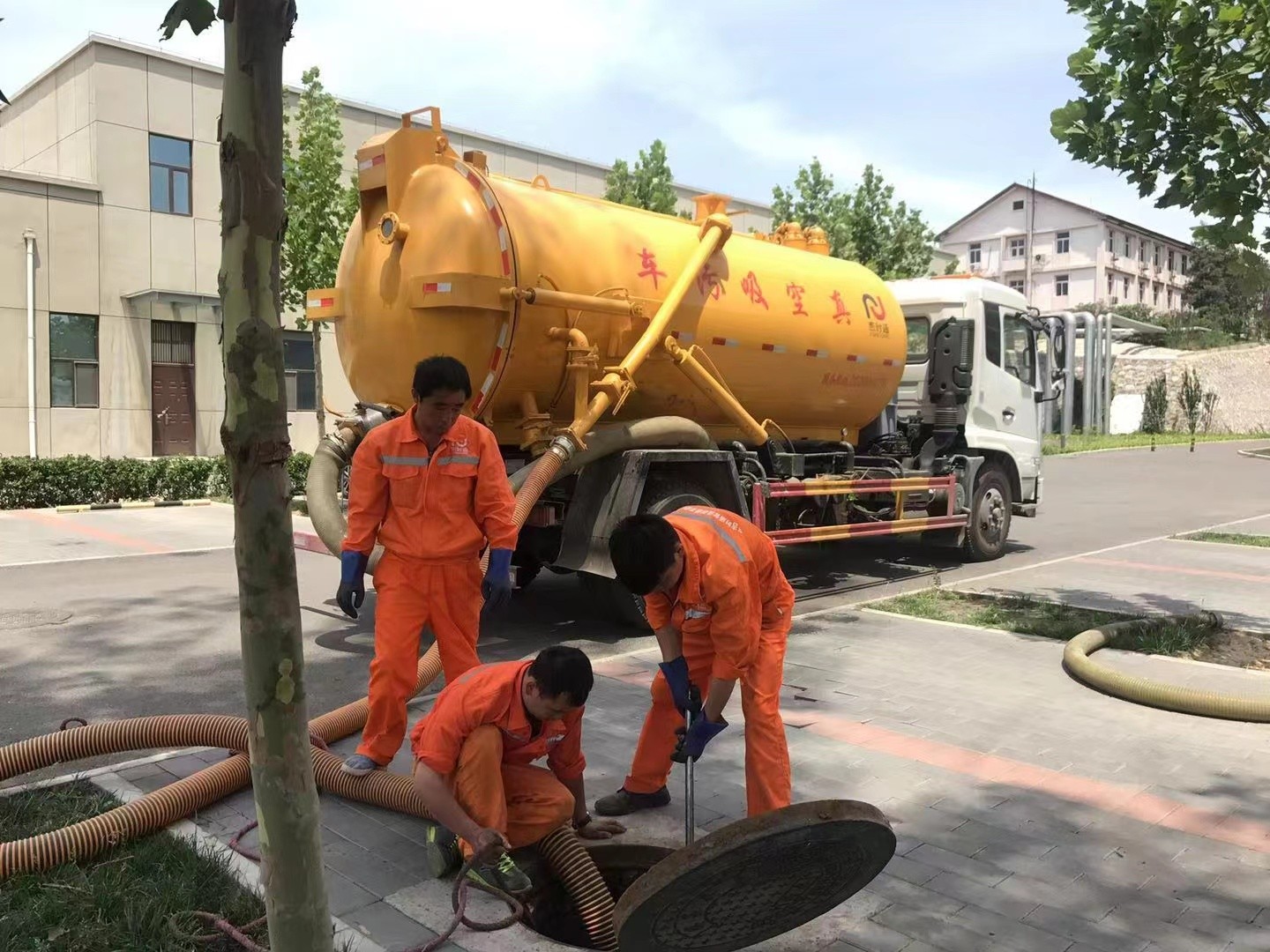 伊州化粪池清理与5-8吨吸粪车施工效率分析